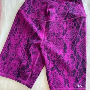 Biker shorts alo yoga large